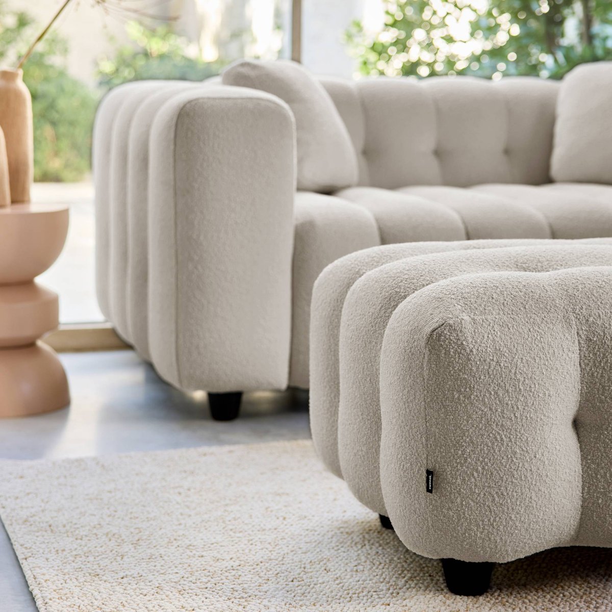 Pouf, repose-pieds pour canapé 2 places Leon bouclette texturée LEON beige, SWEEEK