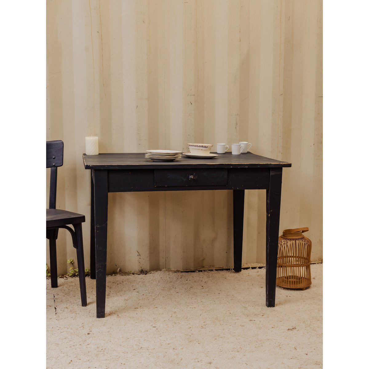 Table à manger en bois bleu foncé Romy N°1486 - Bon état bleu foncé, DEBONGOUT