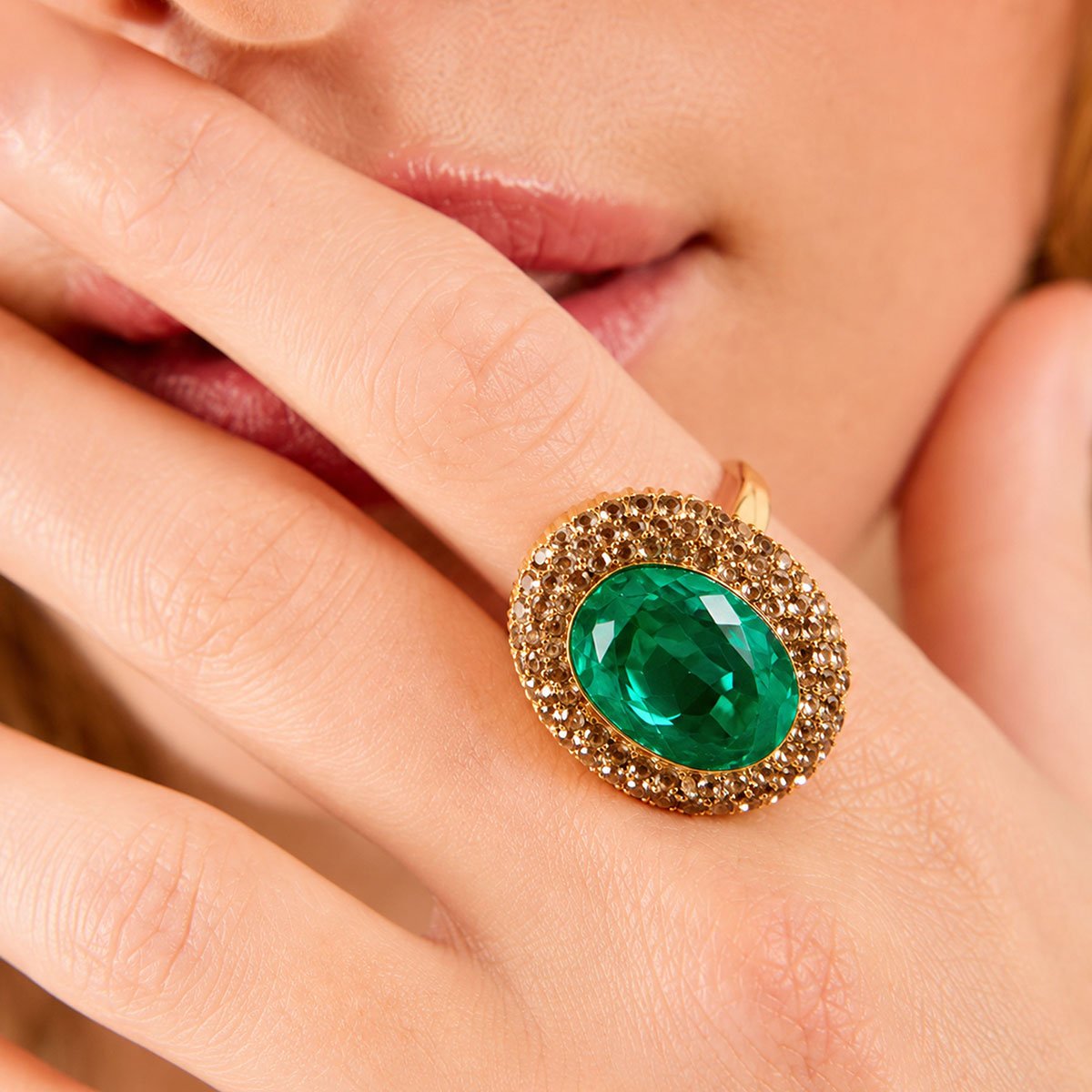 Bague ovale avec cabochon central et strass CILAOS vert, HIPANEMA