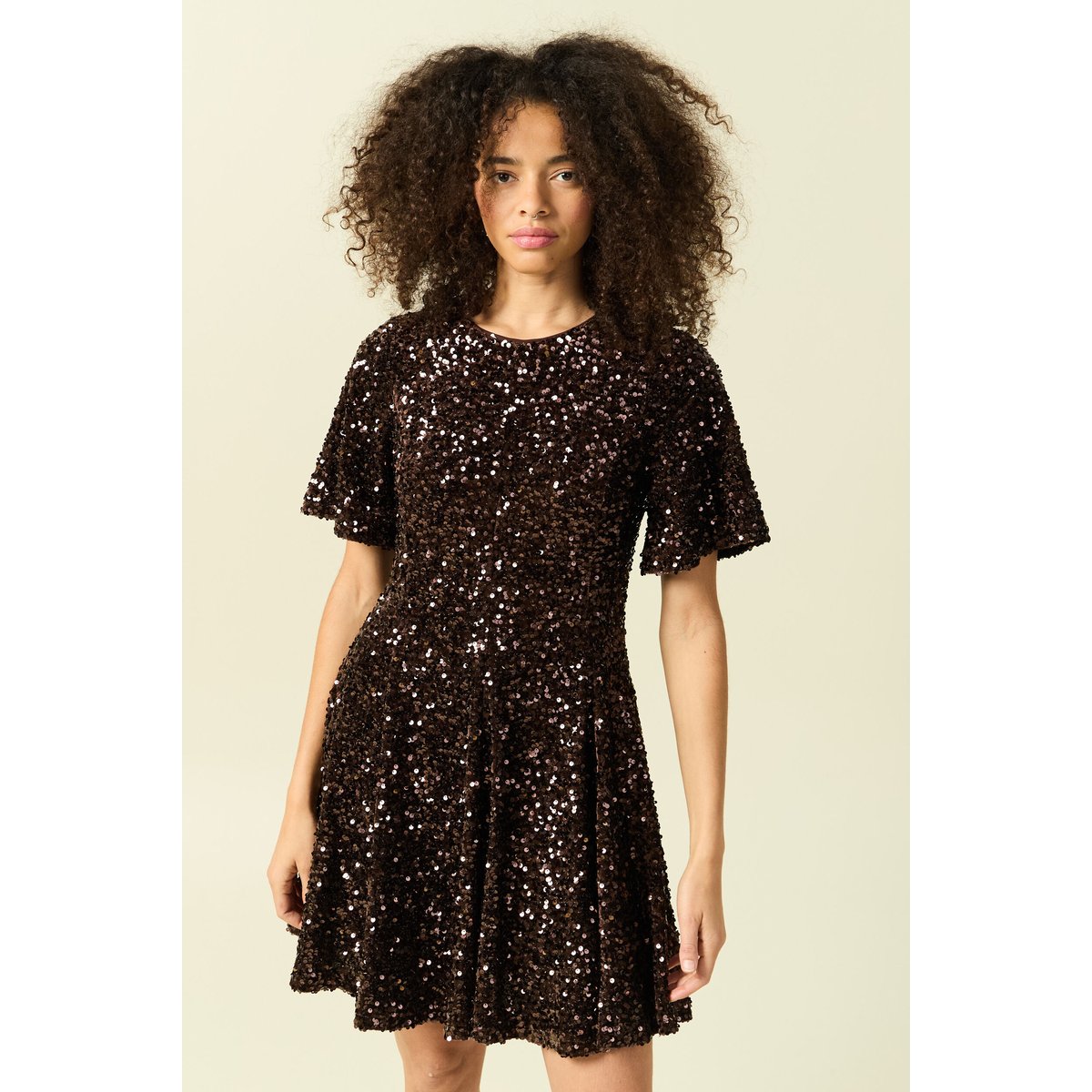 Robe manches courtes à sequins marron, BONOBO