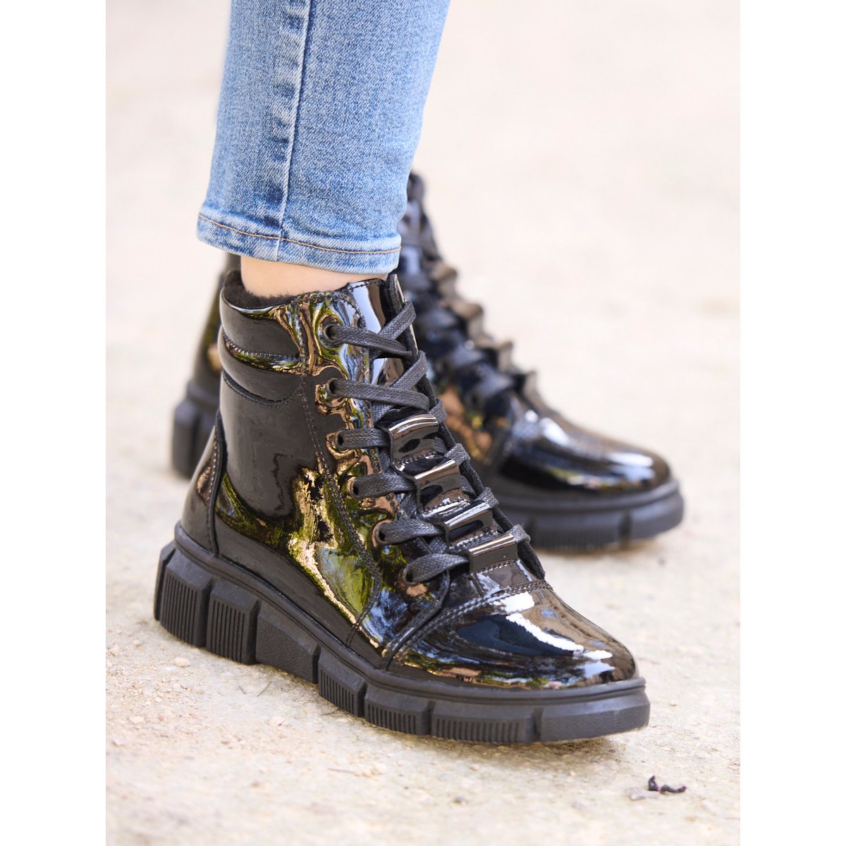 Boots fourrées fermées par zip et lacets vernis noir, PEDICONFORT