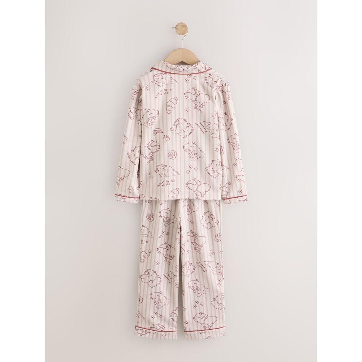 Pyjama boutonné en satin à motif capybara naturel, NEXT