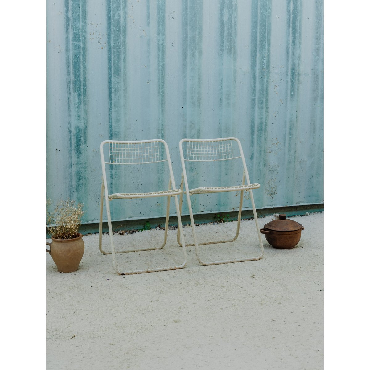 Paire de chaises en métal blanc Alma N°2014 - Bon état blanc, DEBONGOUT