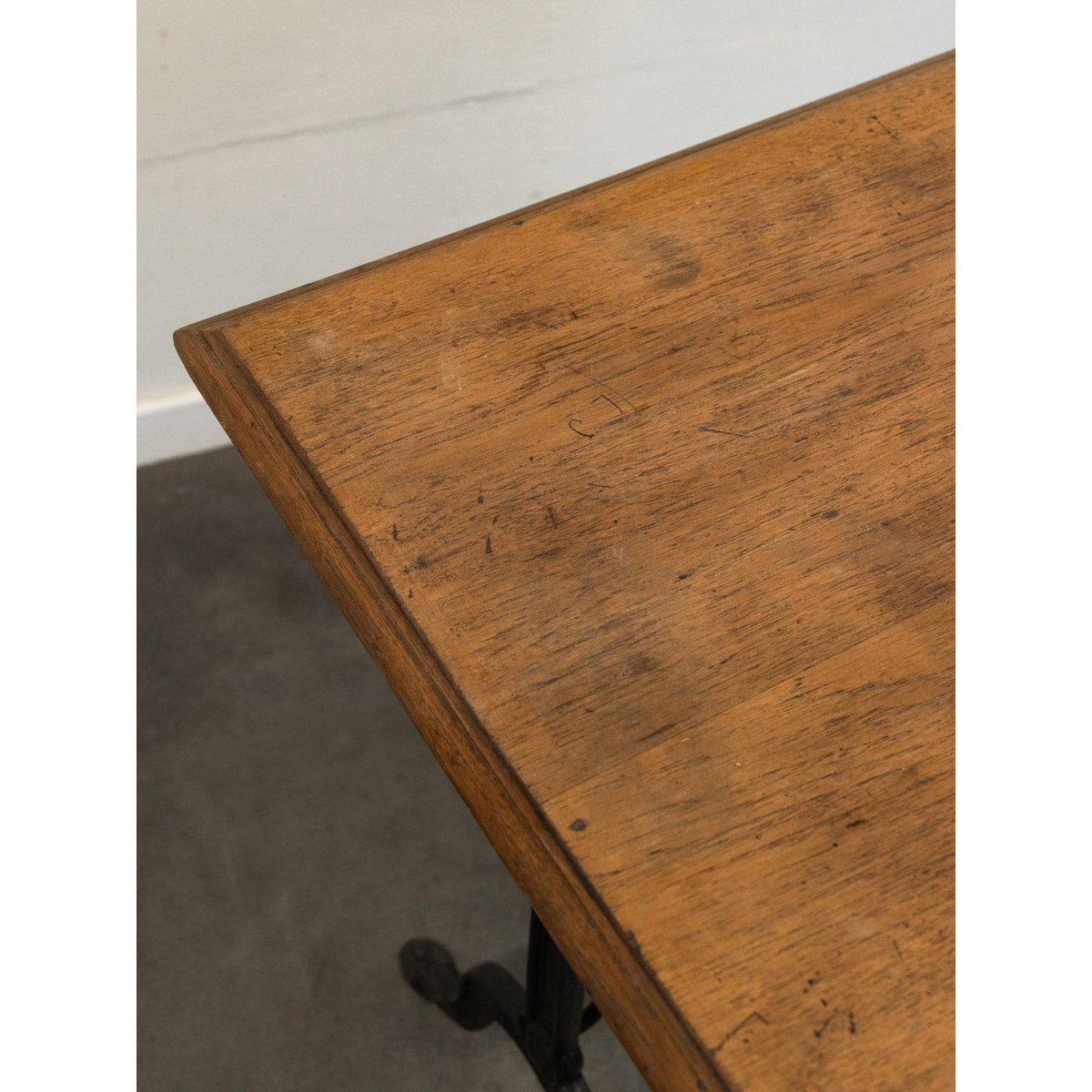 Table à manger bistrot en bois et fonte Denise N°1181 - Bon état bois foncé, DEBONGOUT