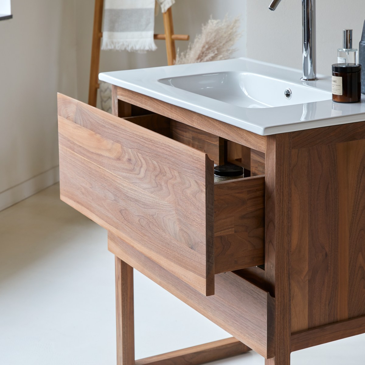Meuble Salle De Bain en Noyer massif, EDGAR marron foncé, TIKAMOON