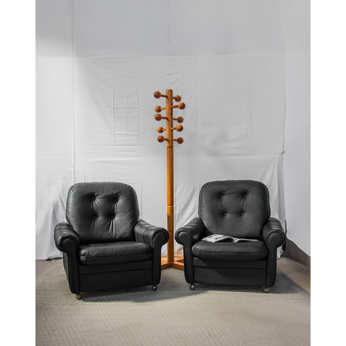 Paire de fauteuils noirs Jakob N°641 - Bon état noir, DEBONGOUT
