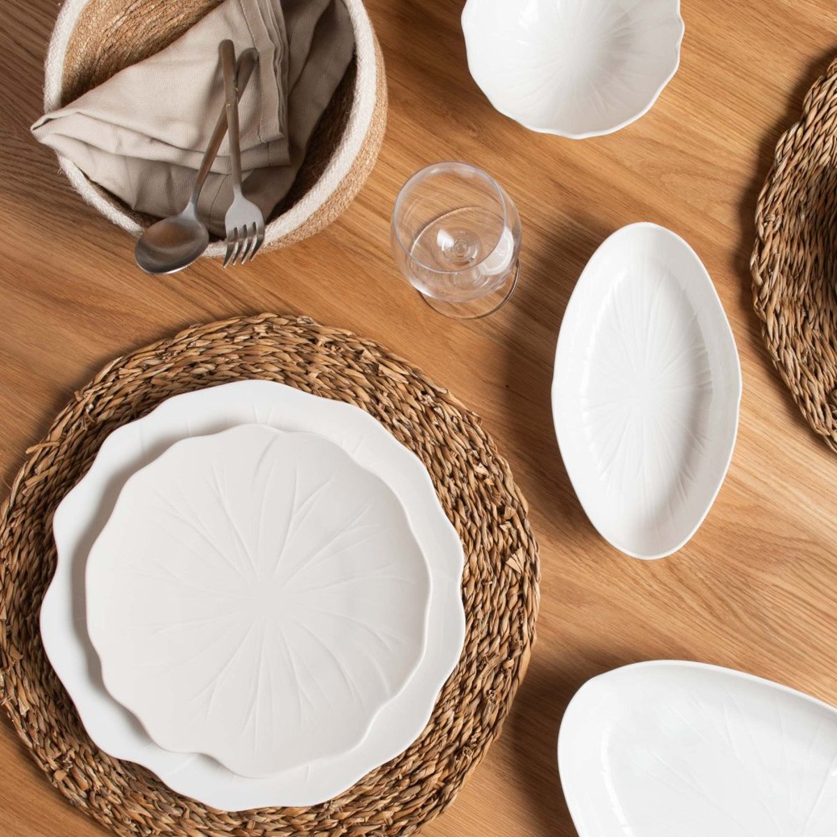 Plat ovale Dahlia 28x15 cm blanc, TABLE PASSION
