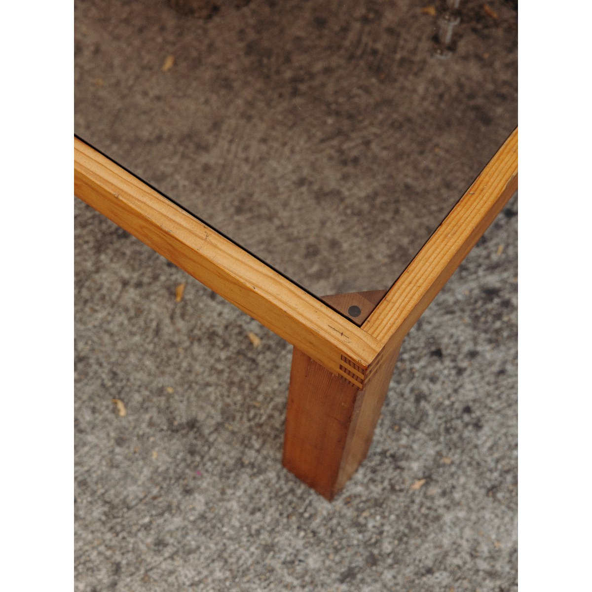 Table basse en pin massif et verre fumé Léonie N°1009 - Bon état bois clair, DEBONGOUT
