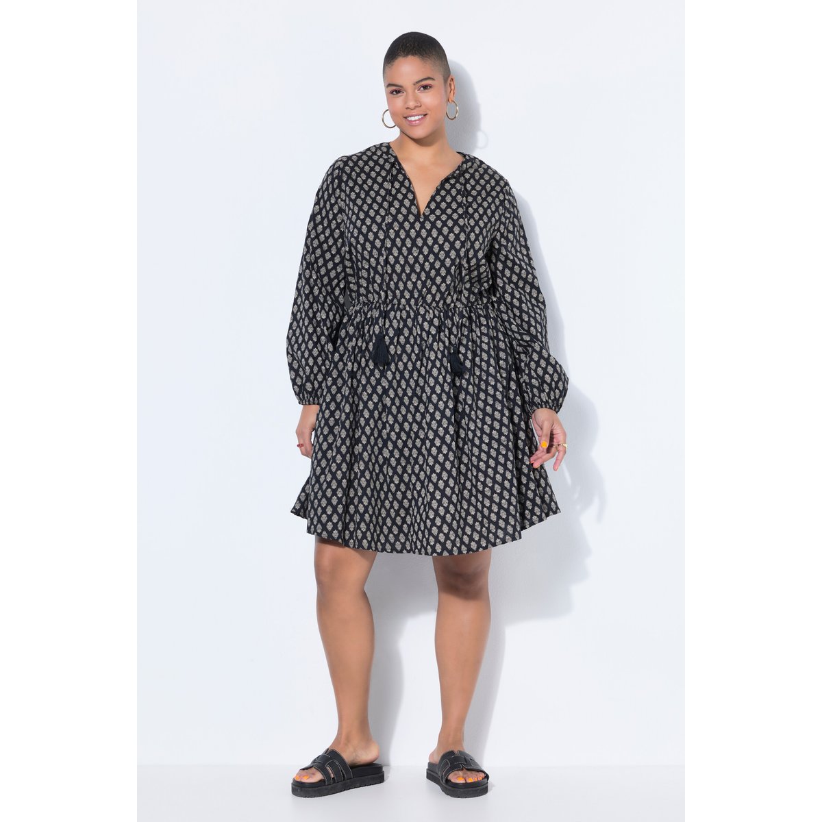 Robe courte, matière texturée avec motif noir, STUDIO UNTOLD