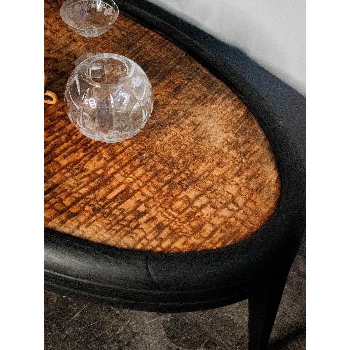 Table basse ovale en bois Léonie N°400 - Bon état noir, DEBONGOUT