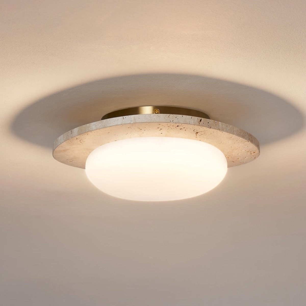 Plafonnier LED travertin naturel - NYMÉRIA beige, blanc et laiton, KOSILUM