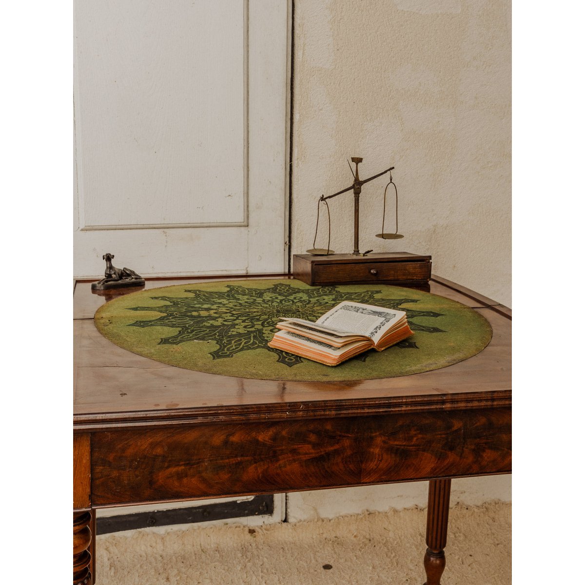 Table de jeu en acajou Francine N°849 - Bon état bois foncé, DEBONGOUT