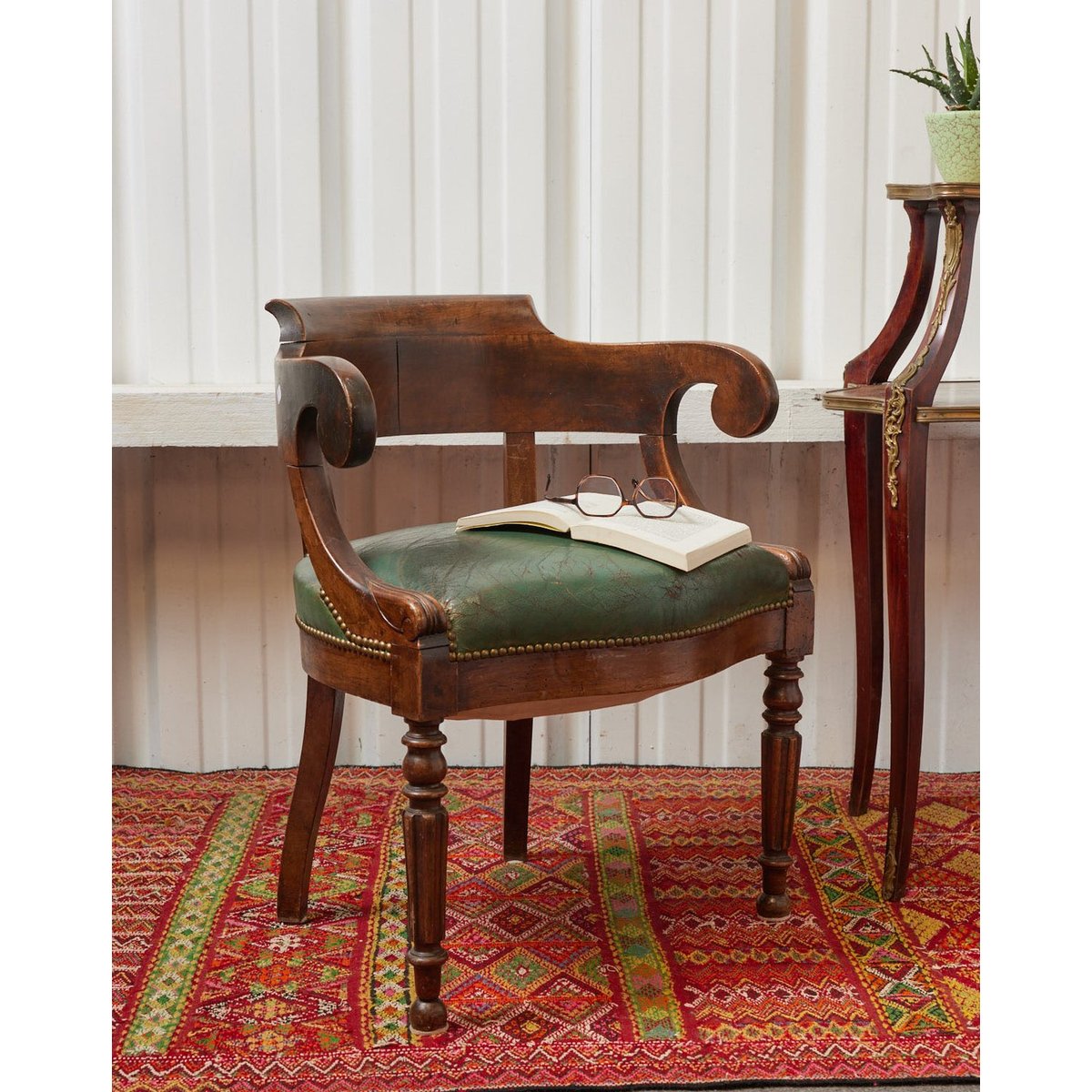 Fauteuil de bureau en cuir craquelé Ernest N°1078 - Bon état bois foncé, DEBONGOUT