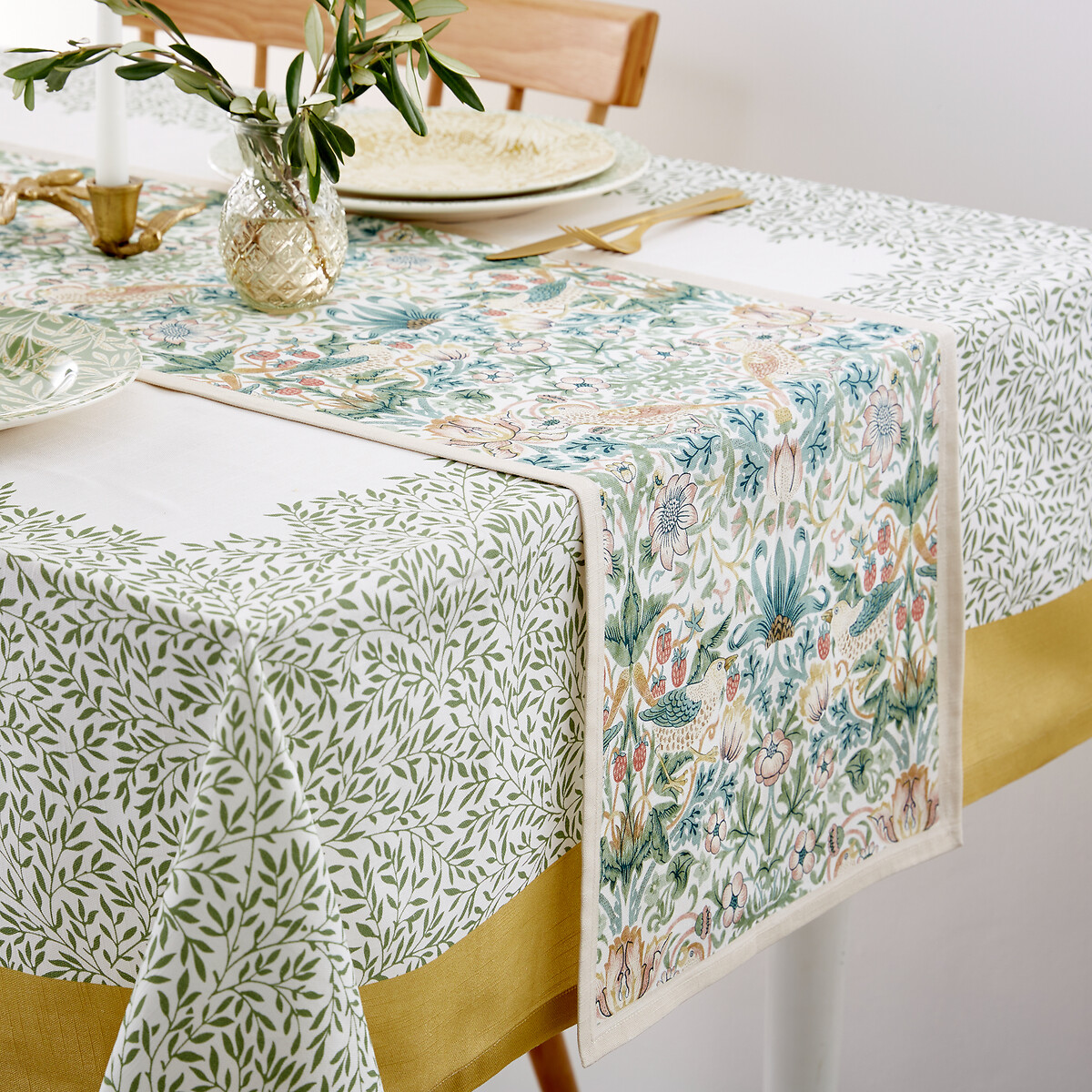 Morris & Co. Strawberry Thief Table Runner - 35x250cm pink, MORRIS & CO.