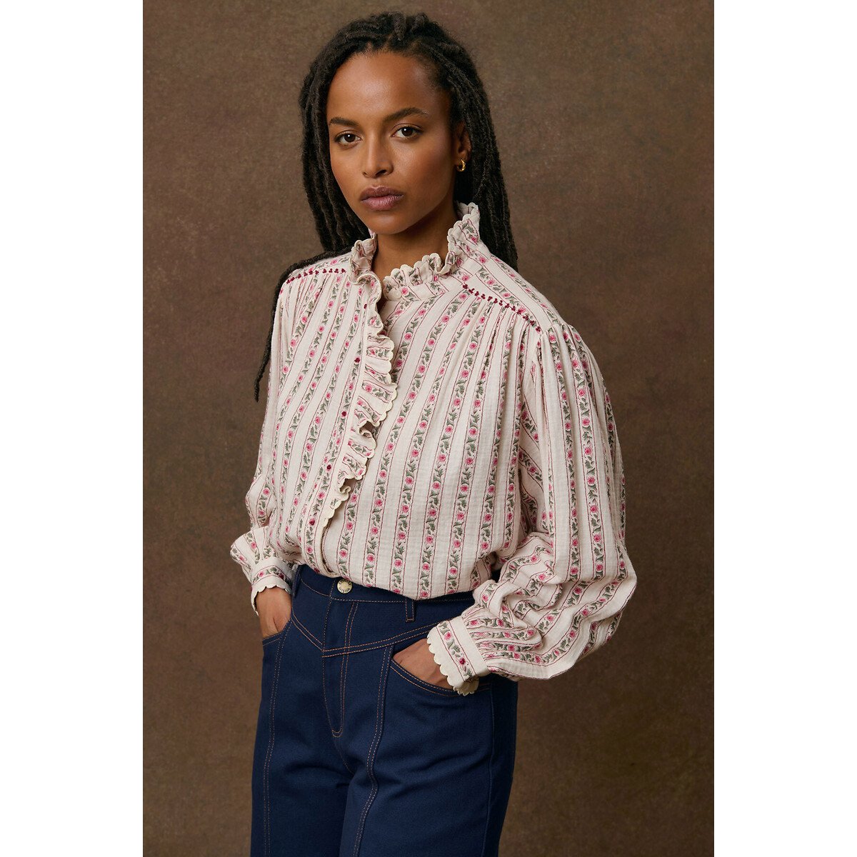 Blouse col montant à volants et rayures, CORA blanc imprimé fleurs roses, LOUISE MISHA