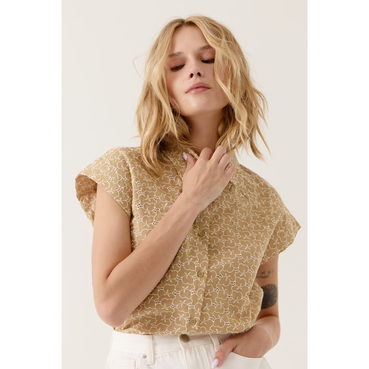 Chemise Aralys sans manches avec un col chemise et dentelle ajourée beige, ARTLOVE
