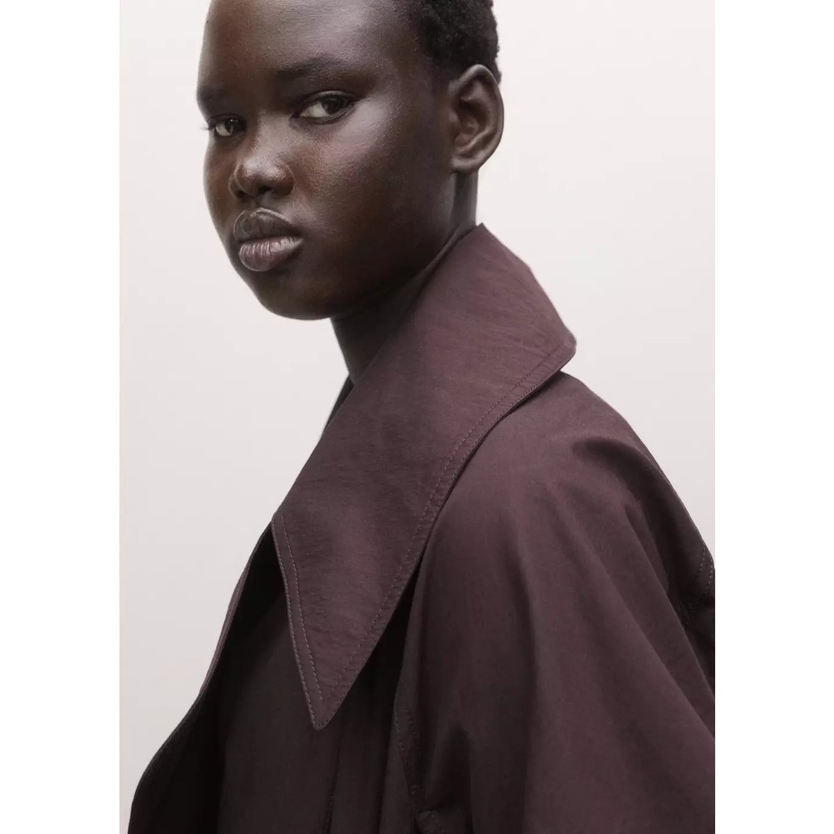 Trench-coat en coton maxi à revers avec  ceinture prune, MANGO