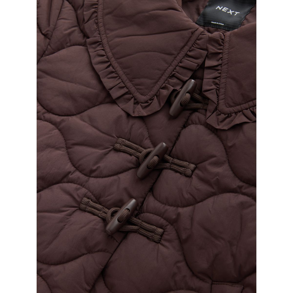 Manteau matelassé hydrofuge à col volanté marron chocolat, NEXT