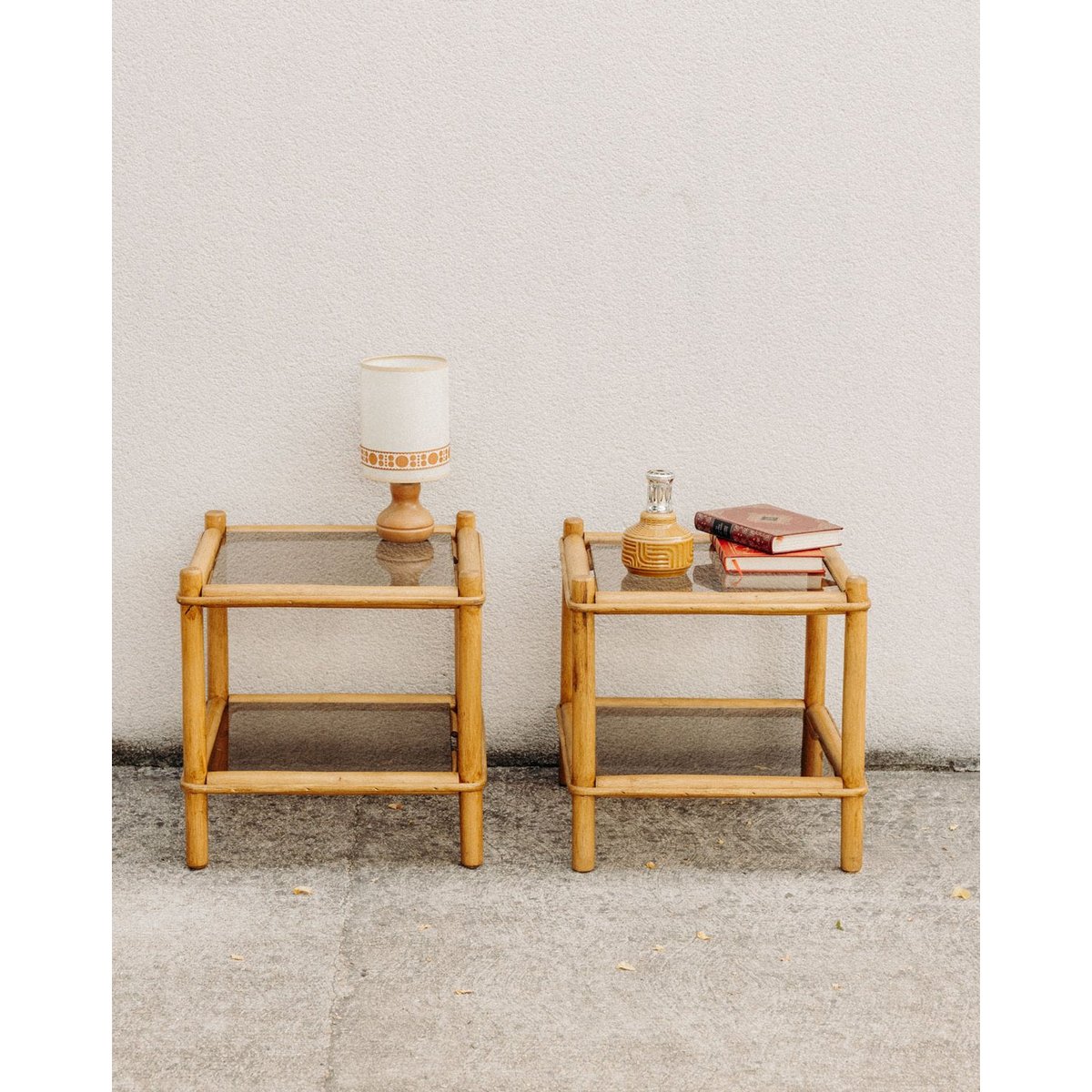 Paire de 2 tables de chevets en pin massif et verre Maïa N°1511 - Bon état bois clair, DEBONGOUT