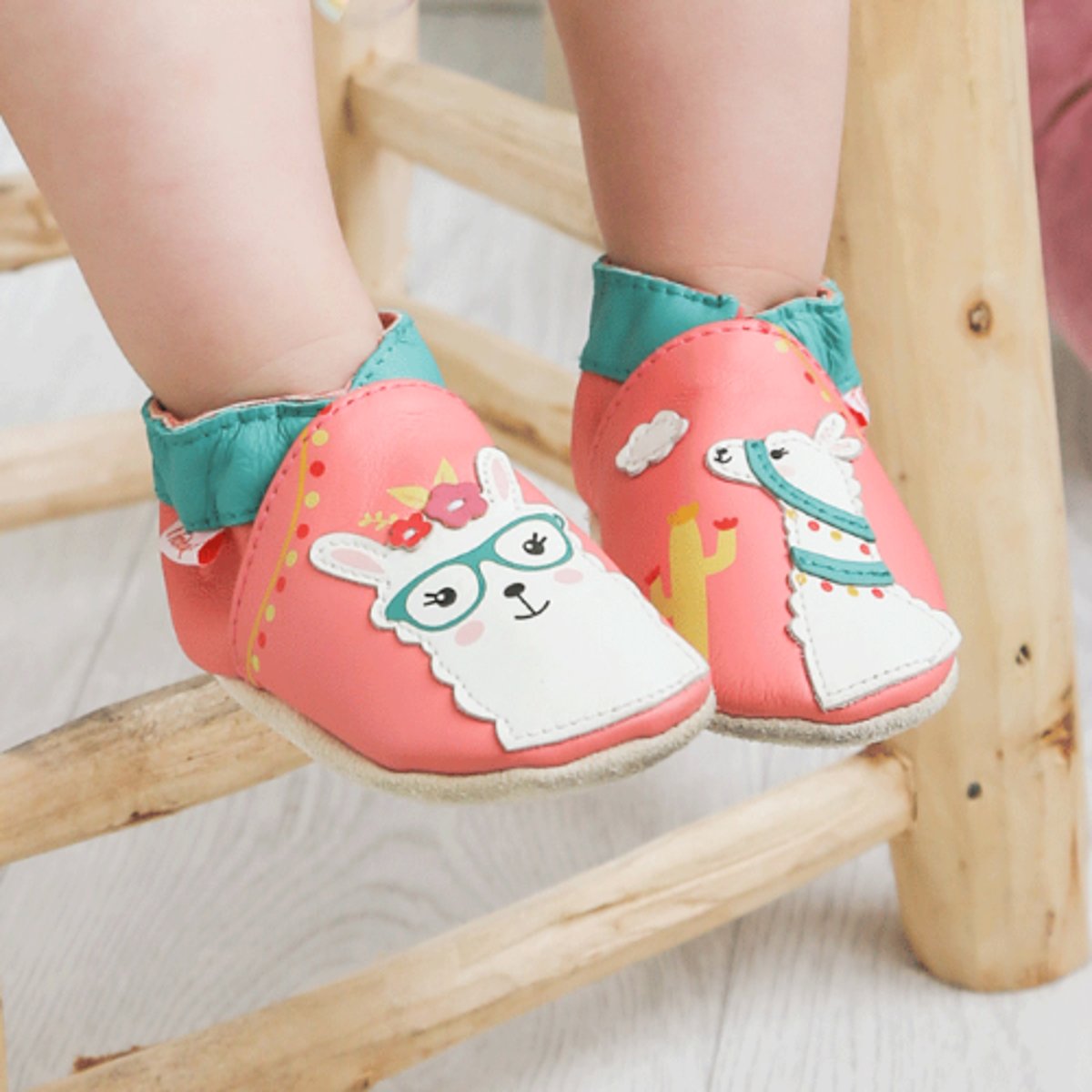 Chaussons bébé cuir souple Léna le lama rose, TICHOUPS