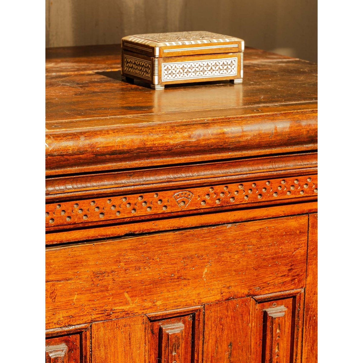 Petit buffet en bois Gilbert N°1779 - Bon état bois foncé, DEBONGOUT