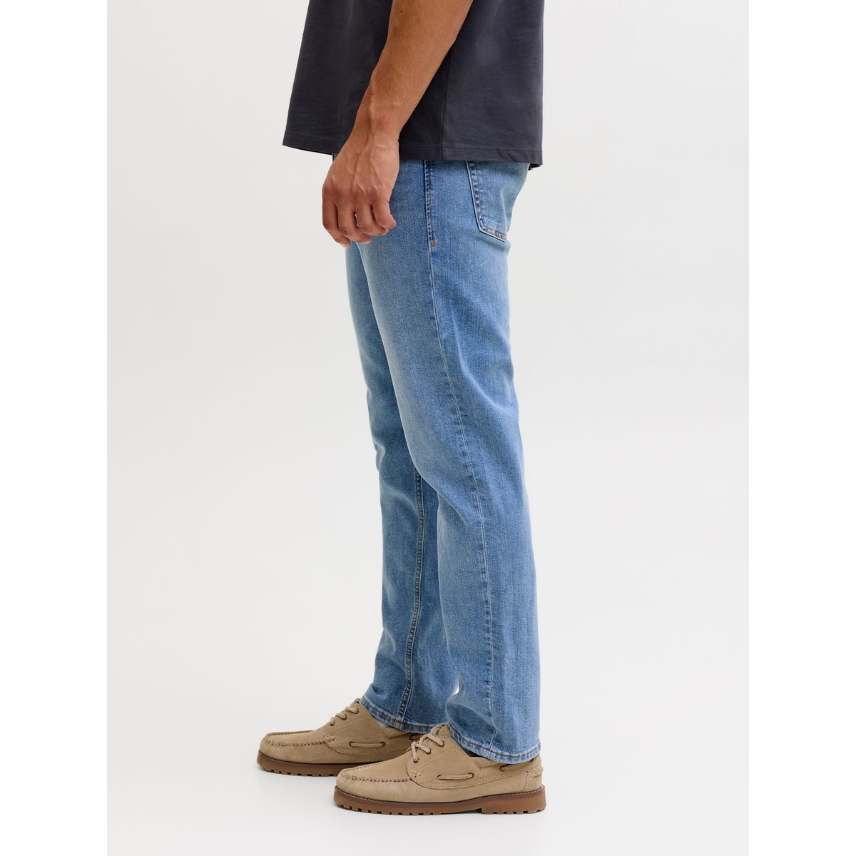 Jean Coupe Tapered light blue denim, aprel