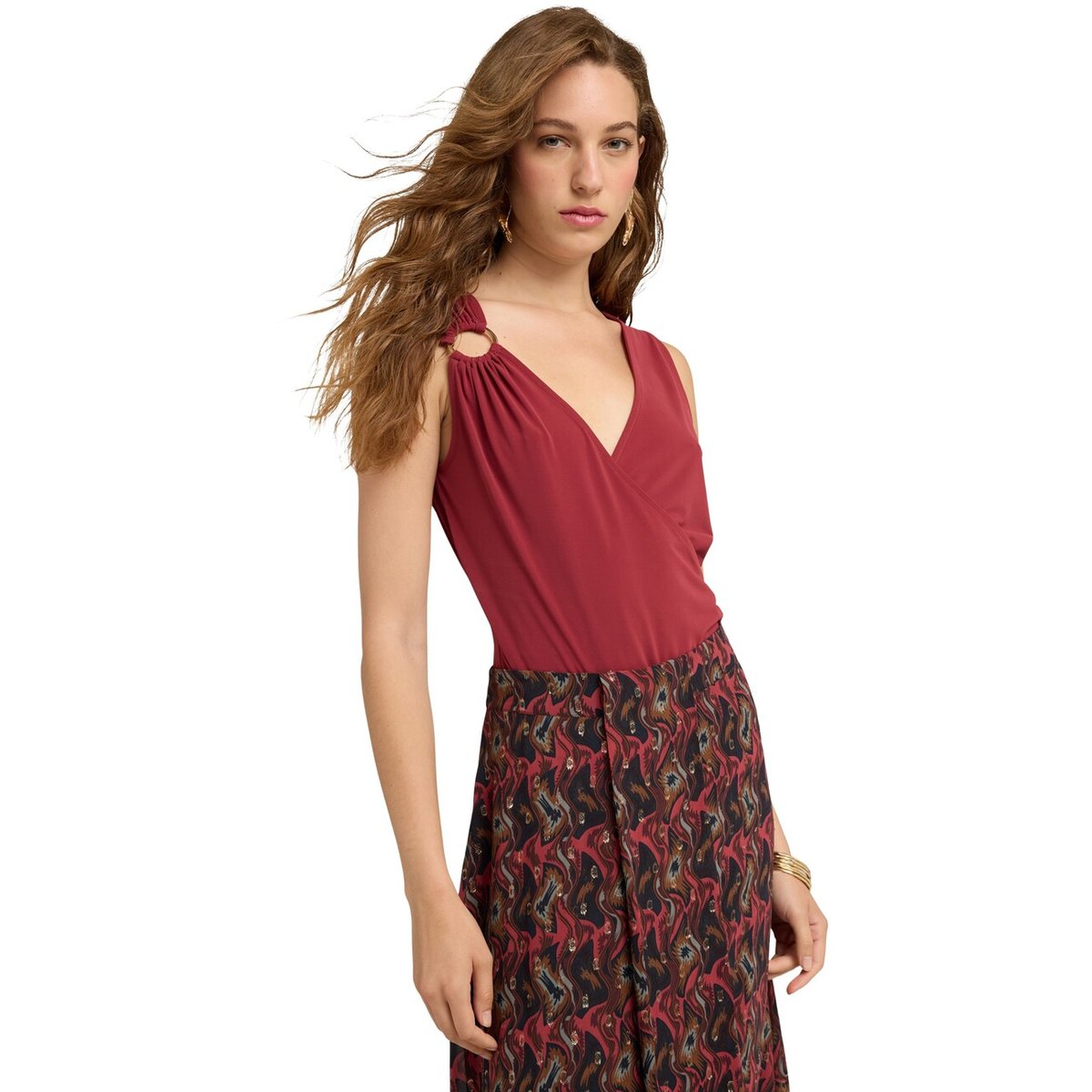 Top body avec drapé et anneau métallique. rouge, MOTIVI