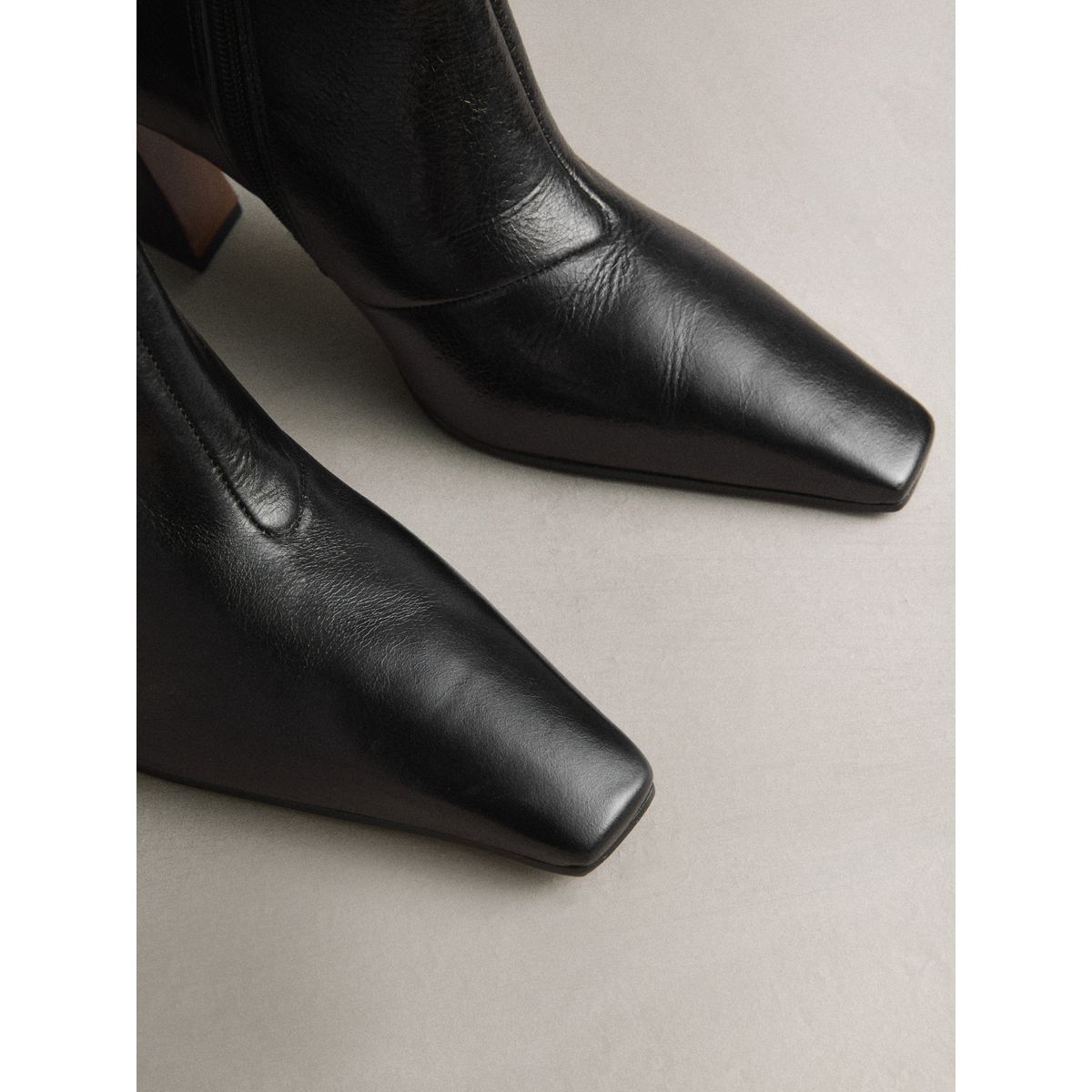 Bottines à bout ciselé et talon incurvé noir texturé, NEXT