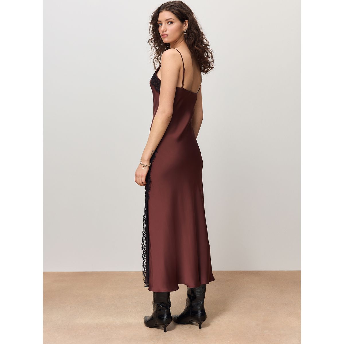 Robe caraco mi-longue en satin à dentelle marron chocolat, NEXT