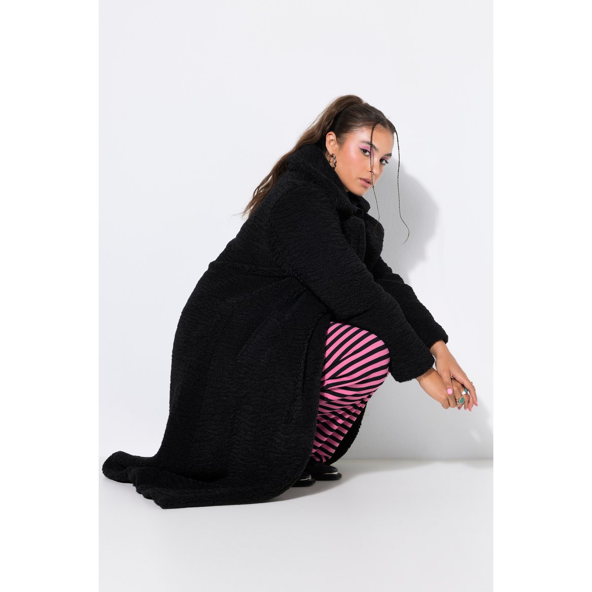 Manteau en peluche, coupe droite longue noir, STUDIO UNTOLD