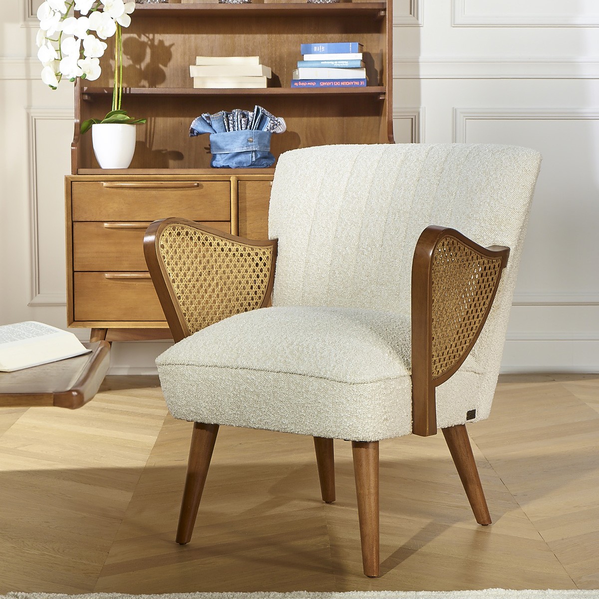 Fauteuil style scandinave en hévéa et tissu bouclette SEVENTY blanc, ROBIN DES BOIS