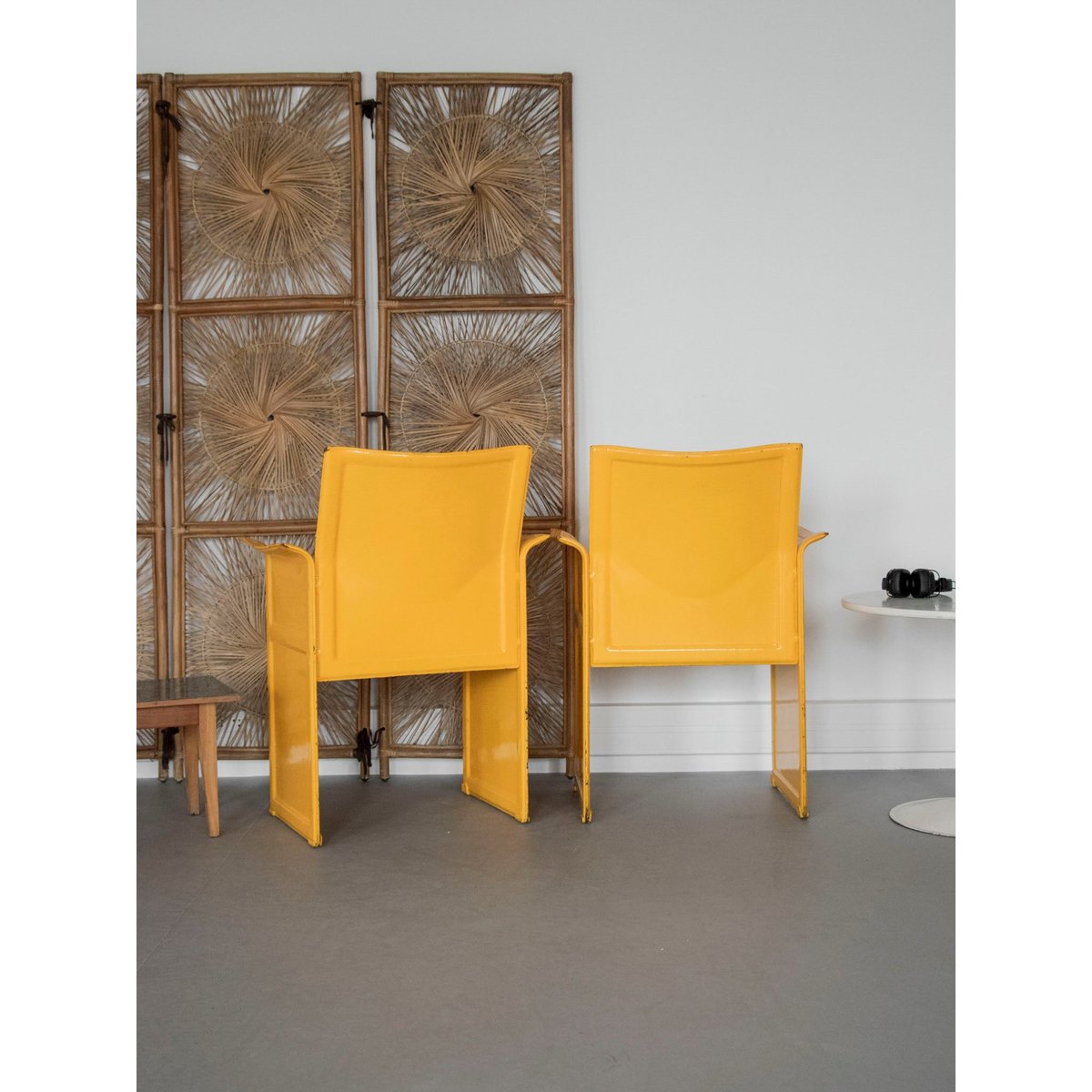 Paire de fauteuils jaunes vernies Jakob N°1267 - Bon état jaune, DEBONGOUT
