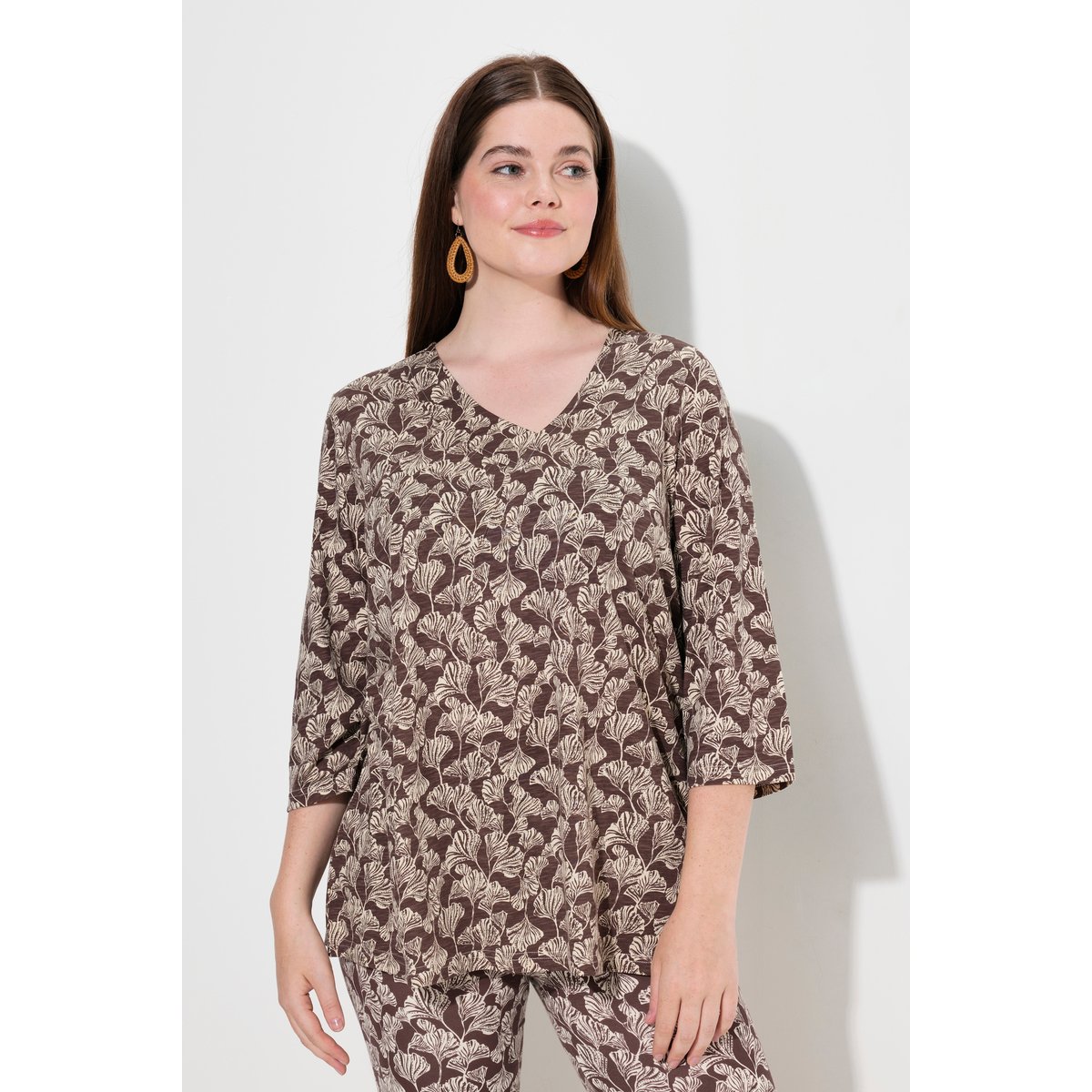 T-shirt col en V et manches 3/4, coton bio taupe foncé, ULLA POPKEN