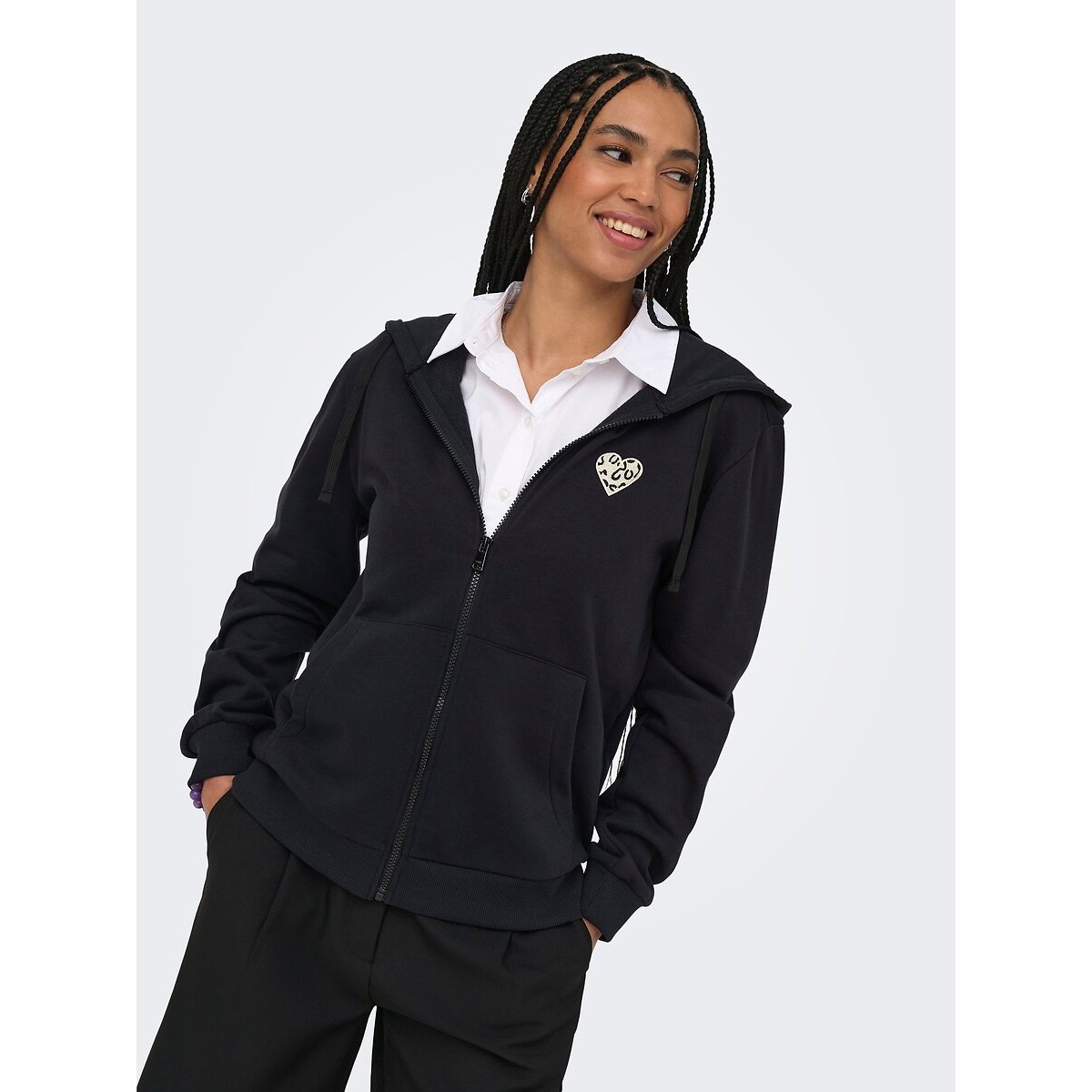 Sweat zippé à capuche, avec cœur poitrine noir, ONLY