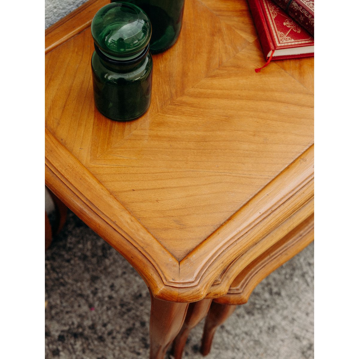 Lot de 3 tables gigognes aux plateaux marquetés Barbara N°166 - Bon état bois clair, DEBONGOUT