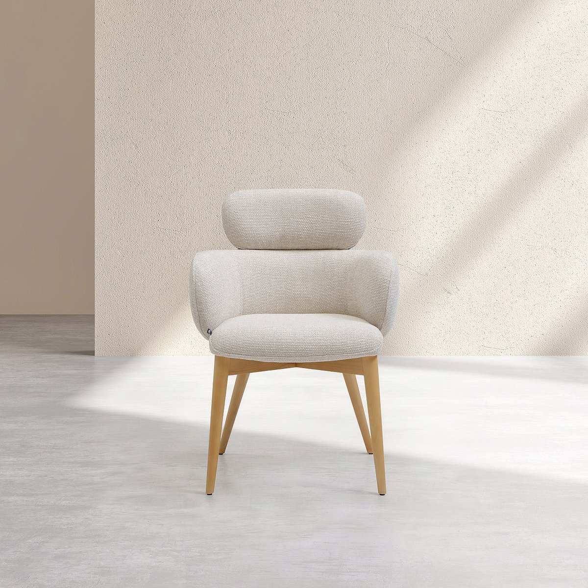 Lot de 2 chaises en tissu et bois massif couleur chêne avec accoudoirs FLORE beige, HABITAT
