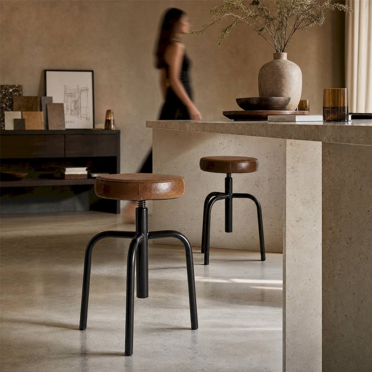 Tabouret haut vintage en fer et matière lisse noir et marron, RECOLLECTION