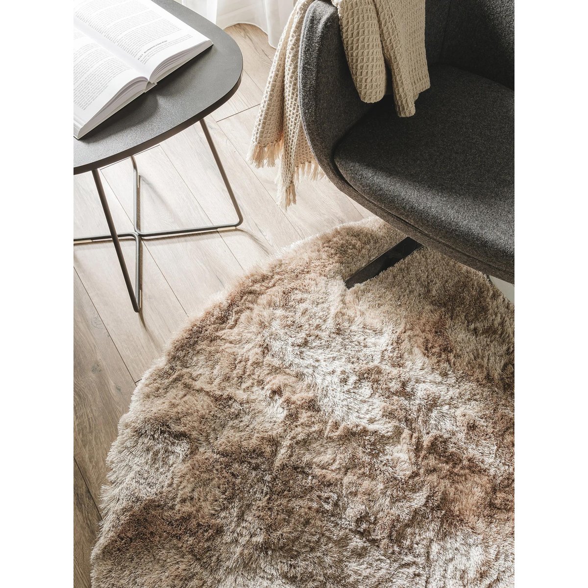 Tapis à poils longs rond WHISPER marron clair, BENUTA 