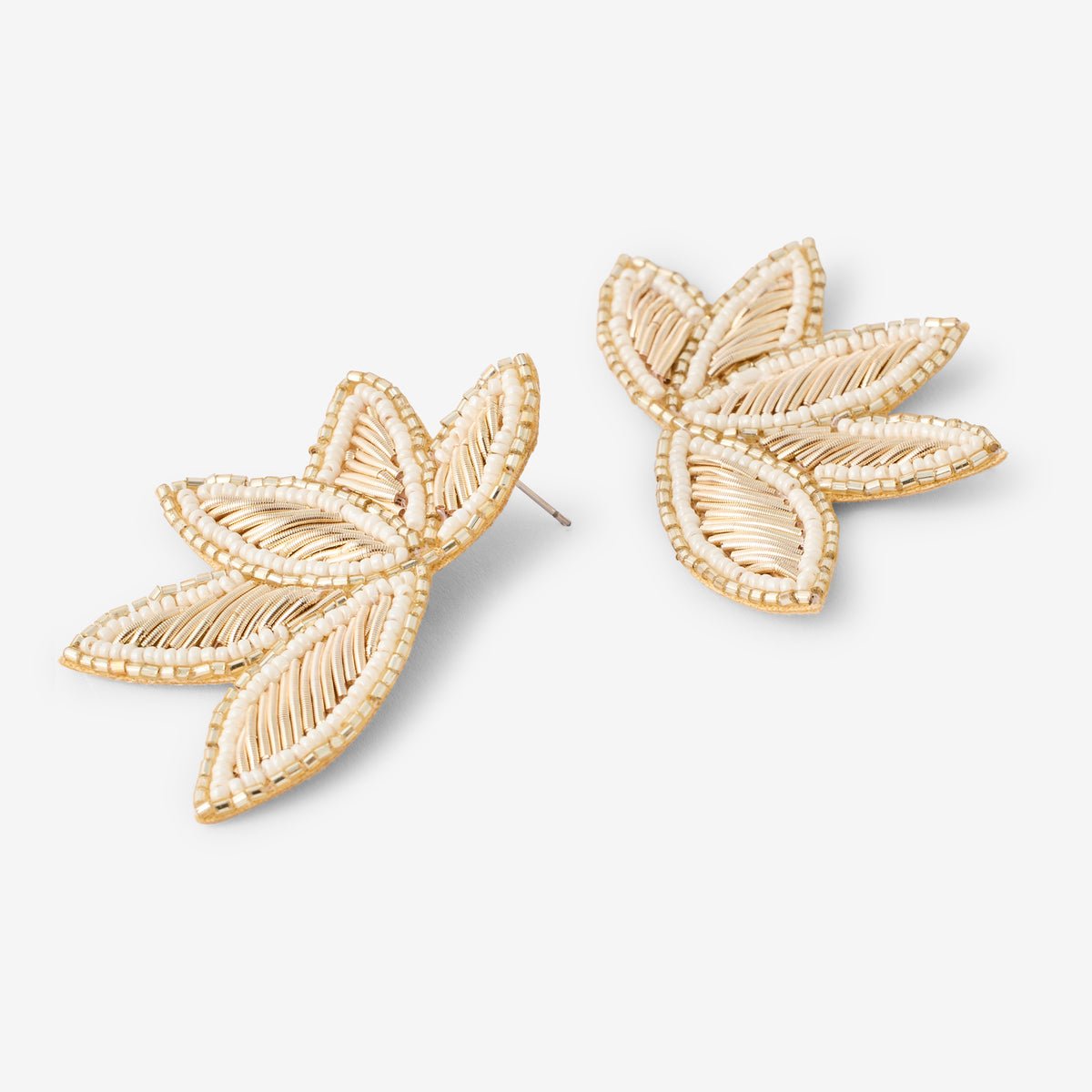Boucles d'oreilles demi feuille en perles de rocailles ivoire, BALABOOSTE