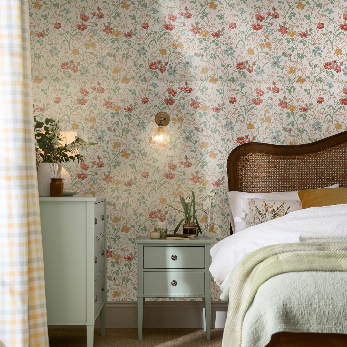 Papier peint fleurs délicates Shropshire rouge, jaune ocré, vert, LAURA ASHLEY