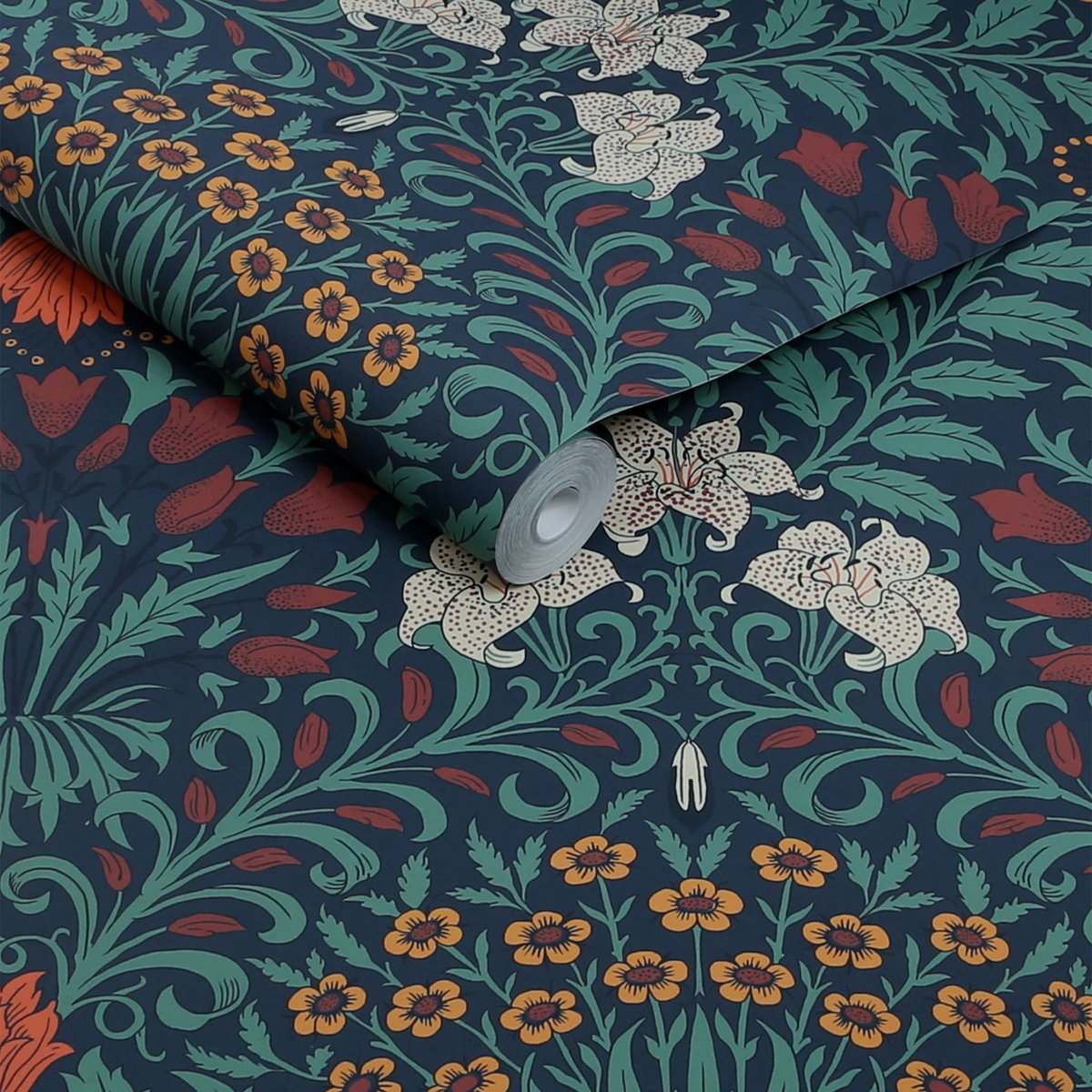 Papier peint fleurs de lys jardin d'un soir d'été multicolore : pourpre, jaune, orange, vert, bleu, WILLIAM MORRIS AT HOME