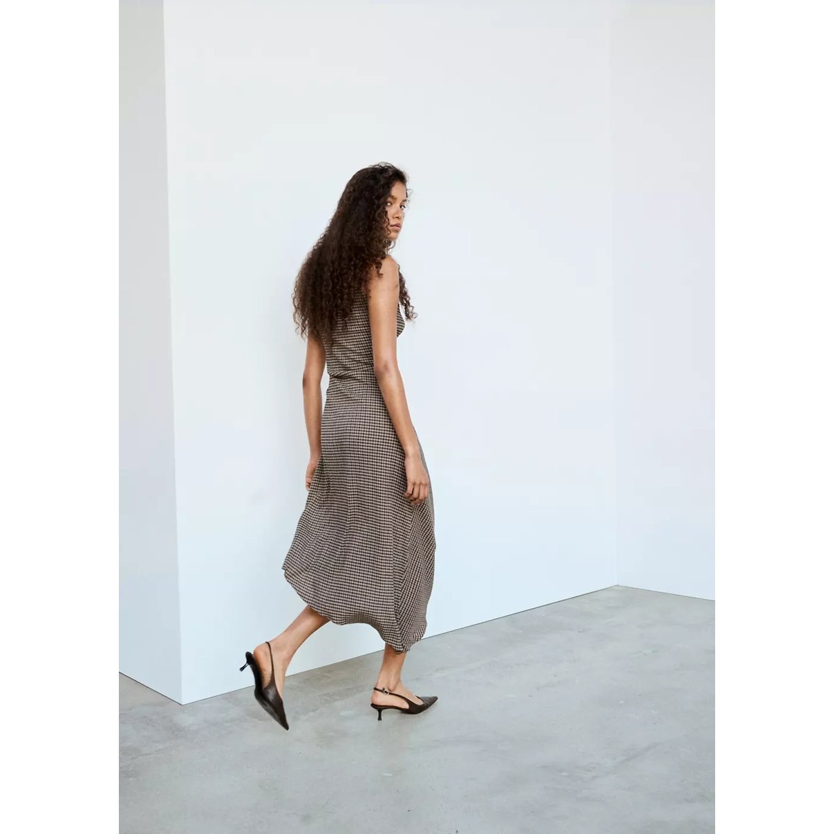 Robe à carreaux avec bas asymétrique marron, MANGO