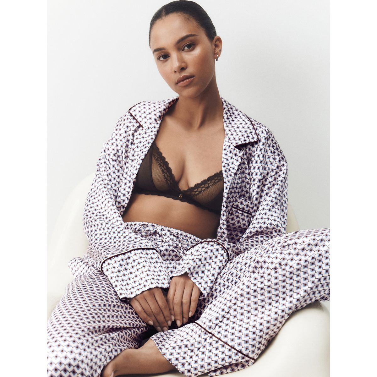 Pyjama boutonné en satin studio crème géométrique, NEXT