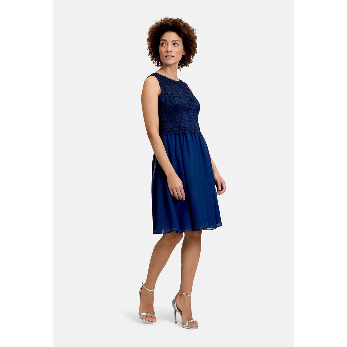 Robe de soirée en dentelle festival blue, VERA MONT