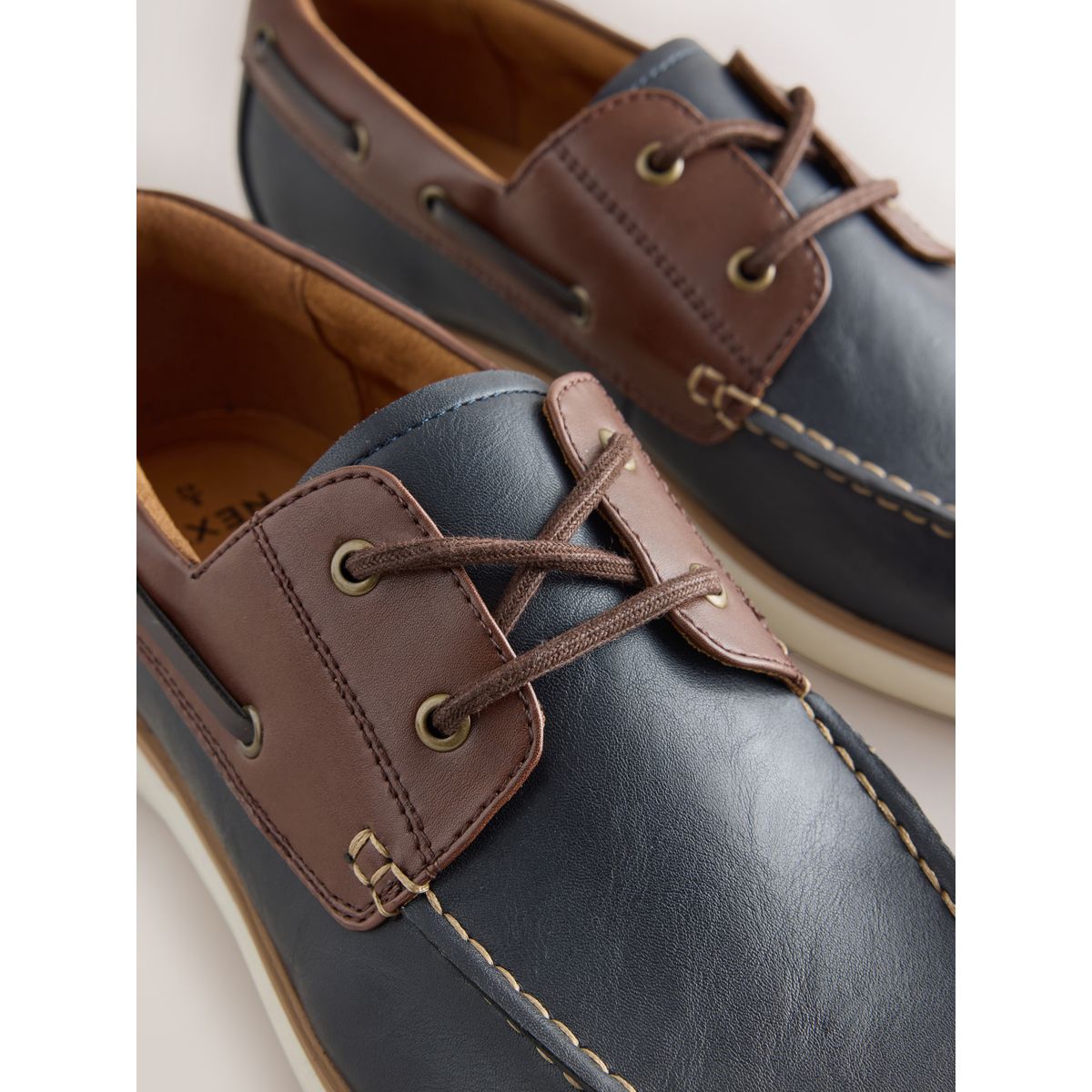 Chaussures bateau compensées confortables fauve/bleu marine, NEXT