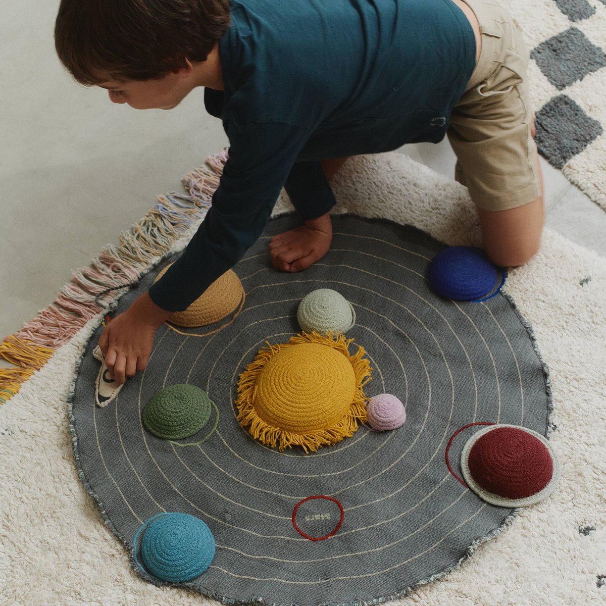 Ensemble de jouets du système solaire moutarde, miel, bordeaux, pétrole, bleu électrique, vert moyen, menthe, rouge, malwa, LORENA CANALS