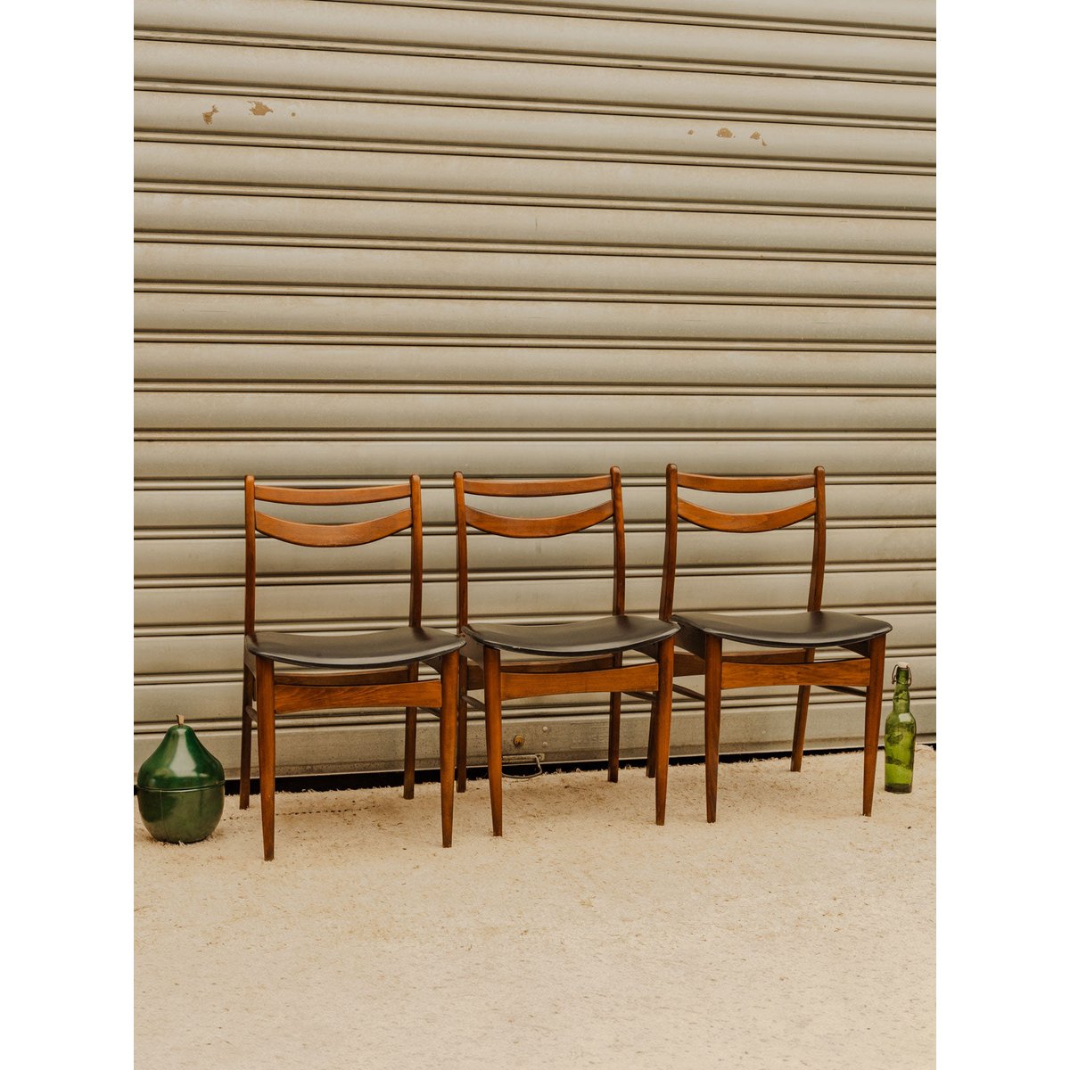 Lot de 3 chaises en bois et cuir noir Alma N°2125 - Bon état bois foncé, DEBONGOUT