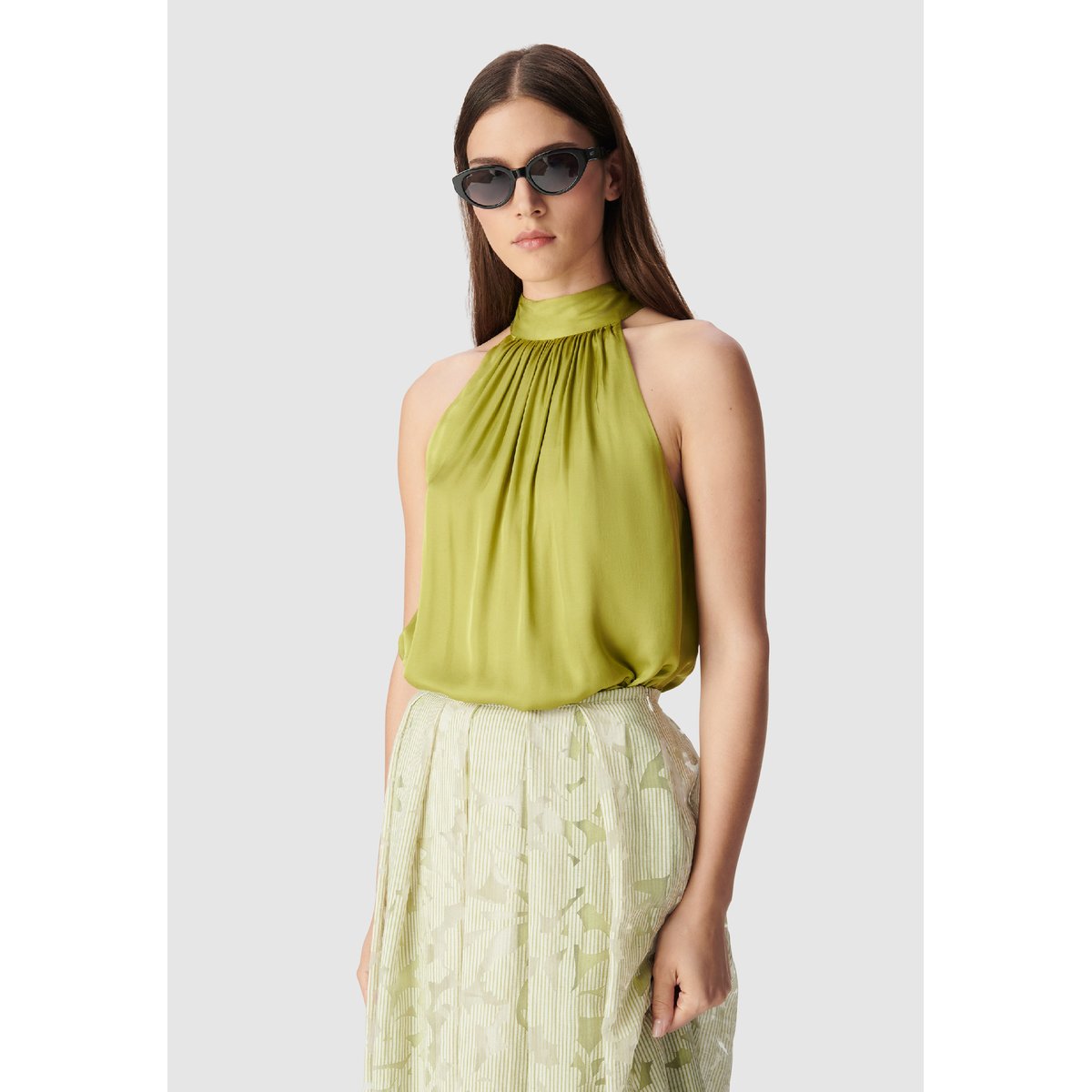 Top sans manches col montant en satin olive d'été, IKKS