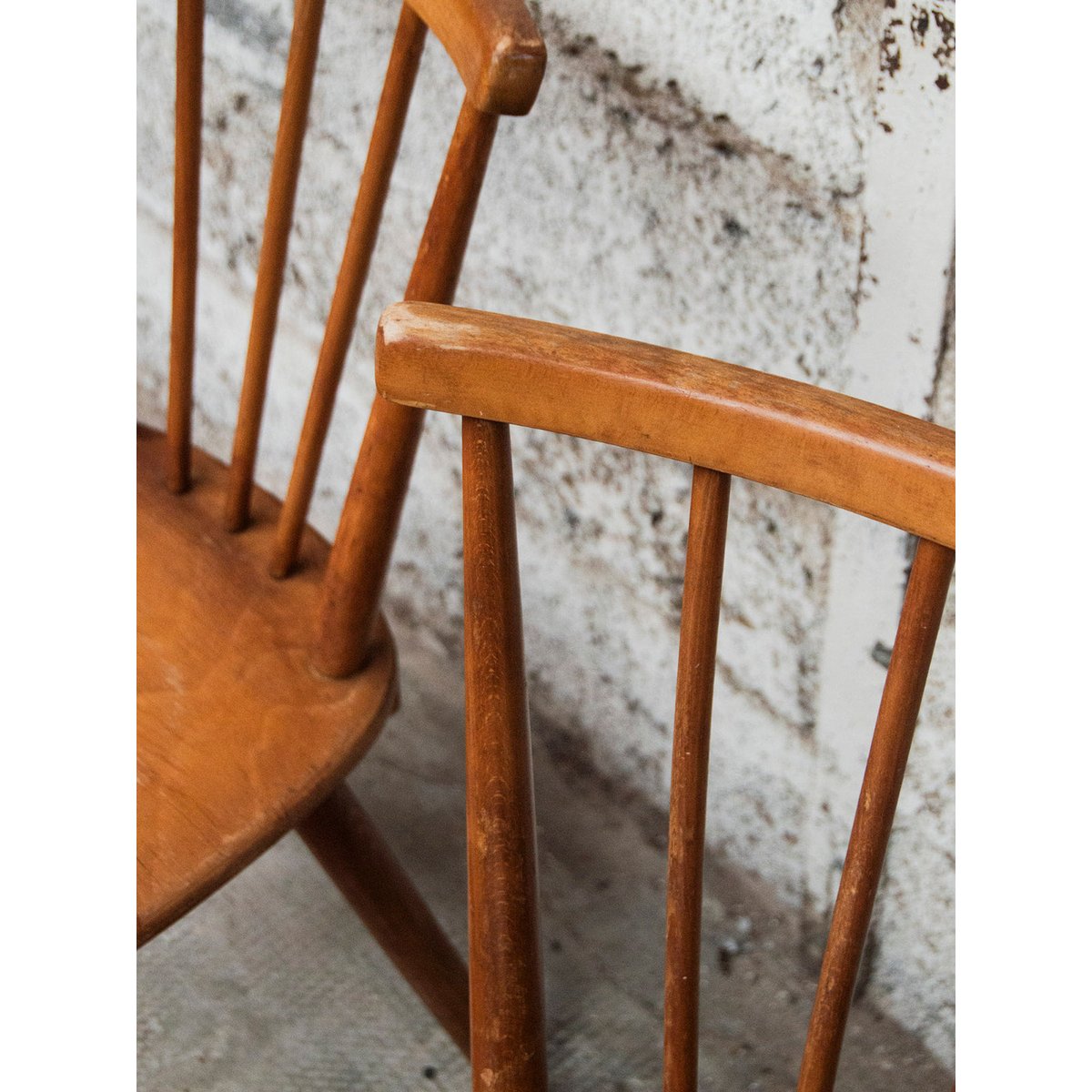 Paire de chaises en bois Alma N°729 - Bon état bois, DEBONGOUT