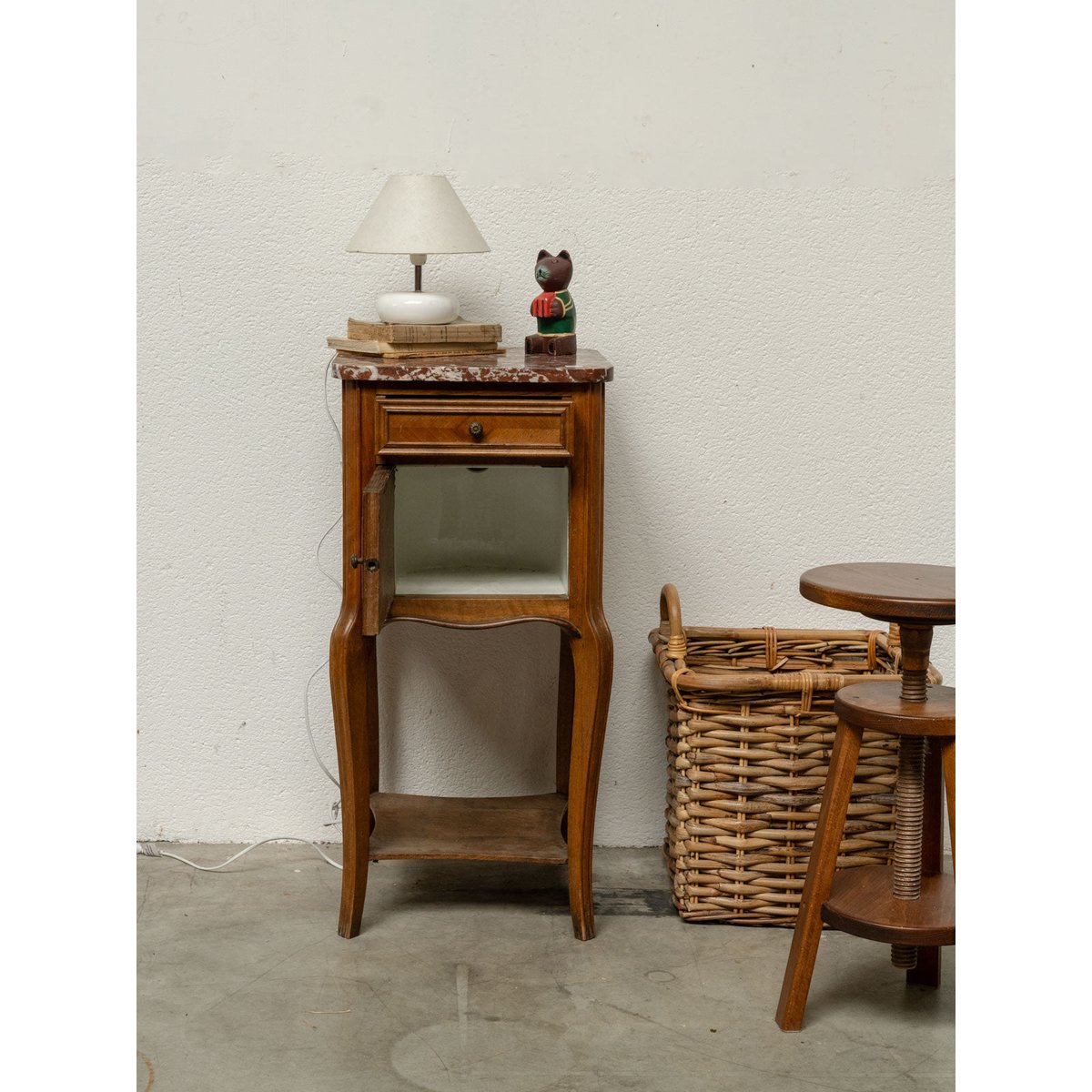 Table de chevet en bois et marbre rouge tacheté Odile N°1615 - Bon état bois foncé, DEBONGOUT